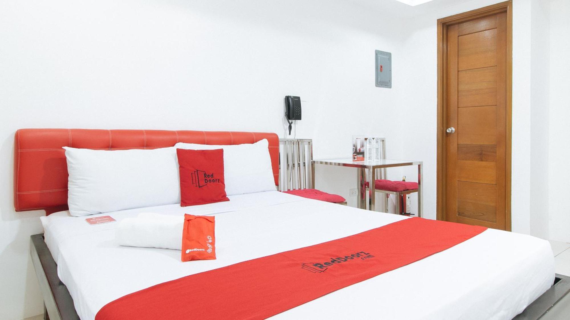 เรดดอร์ซ แอต ดีบิลเดอร์ส รูมส์ บังกัล มากาตี Hotel Makati City ภายนอก รูปภาพ