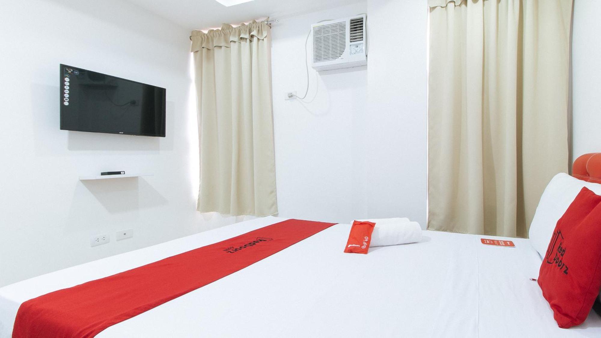 เรดดอร์ซ แอต ดีบิลเดอร์ส รูมส์ บังกัล มากาตี Hotel Makati City ภายนอก รูปภาพ